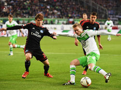 Am 16. Spieltag der Bundesligasaison 2015/2016 kämpfen in Wolfsburg der heimische VfL und der Hamburger SV um Punkte und in dieser Szene Gōtoku Sakai (l.) und André Schürrle um den Ball. 