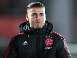 Sam Hendriks heeft tijdens het competitieduel van Jong Ajax met FC Dordrecht een reserverol. (29-02-2016)