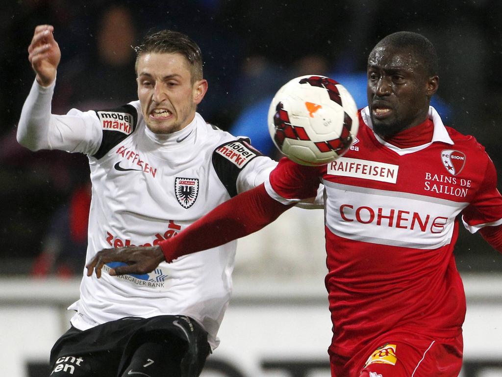 Stephan Andrist im Zweikampf mit Pa Modou Jagne Stephan Andrist im Zweikampf mit Pa Modou Jagne