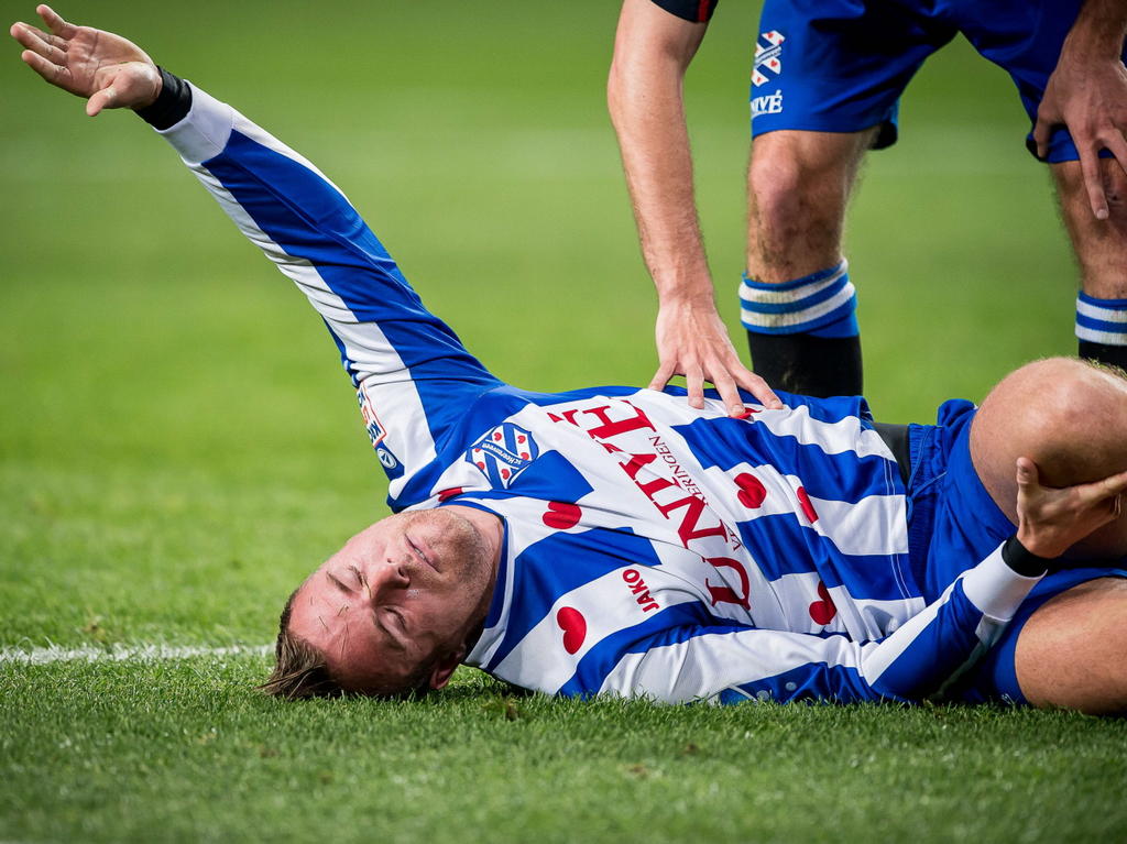 Jordy Buijs vraagt om hulp nadat hij vervelend geblesseerd is geraakt aan zijn knie in de slotfase van de wedstrijd Ajax - sc Heerenveen. (22-11-2014)