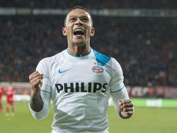Het seizoen van Memphis Depay wordt mooier en mooier. Nu scoort de aanvaller van PSV weer tegen FC Twente. (04-04-2015)