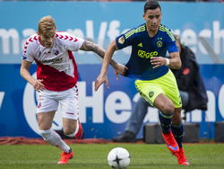 Ajax speler Anwar El Ghazi (r.) met de versnelling langs  FC Utrecht speler Timo Letschert (l.). (05-04-2015)