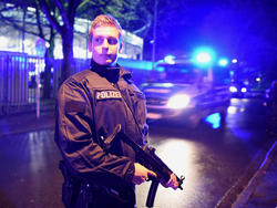 Un policía alemán delante del estadio de Hanóver. (Foto: Getty)