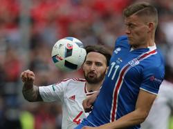 Alfred Finnbogason (r.) ist im isländischen Team meist nur Ersatz