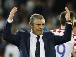 De Portugese bondscoach Fernando Santos viert het bereiken van de kwartfinale. Kroatië is in extremis met 0-1 verslagen. (25-06-2016)