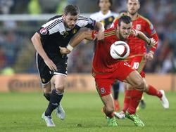 Nicolas Lombaerts in een stevig duel om de bal met Gareth Bale tijdens een EK-kwalificatieduel tussen België en Wales. (12-06-2015)
