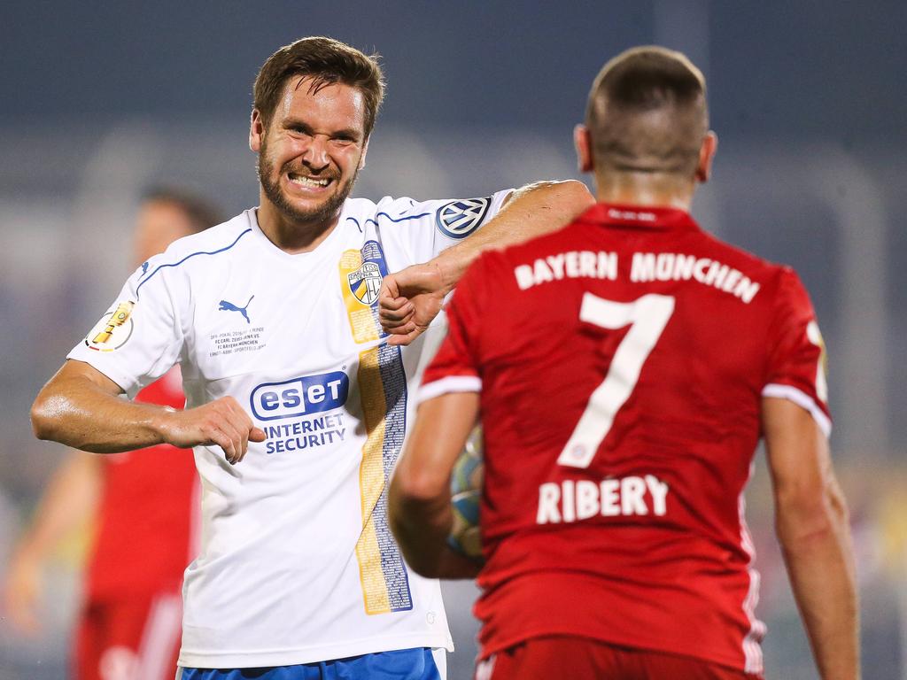 Matthias Kühne zeigt Ribéry an, dass sein Einsatz etwas zu hart war