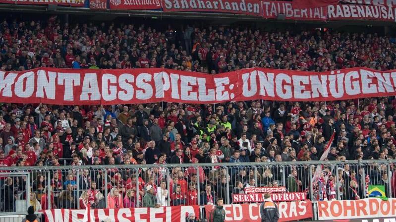 Bayern-Fans bringen ihren Unmut gegen Montaggsspiele zum Ausdruck Bayern-Fans bringen ihren Unmut gegen Montaggsspiele zum Ausdruck