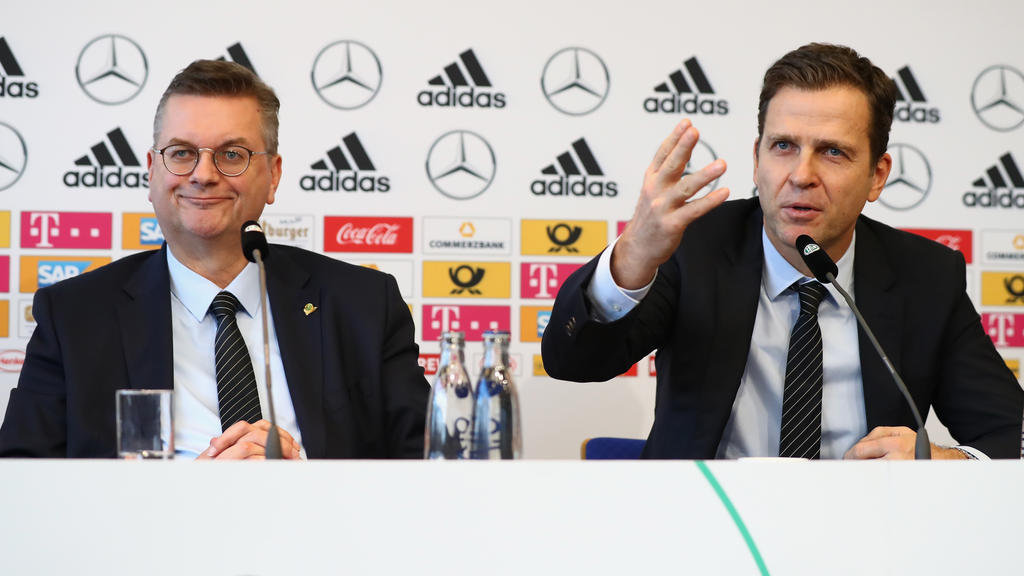 Reinhard Grindel (l.) und Oliver Bierhoff (r.) begründeten die Löw-Entscheidung Reinhard Grindel (l.) und Oliver Bierhoff (r.) begründeten die Löw-Entscheidung