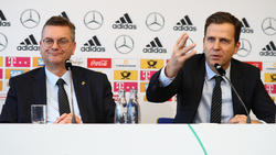 Reinhard Grindel (l.) und Oliver Bierhoff (r.) begründeten die Löw-Entscheidung