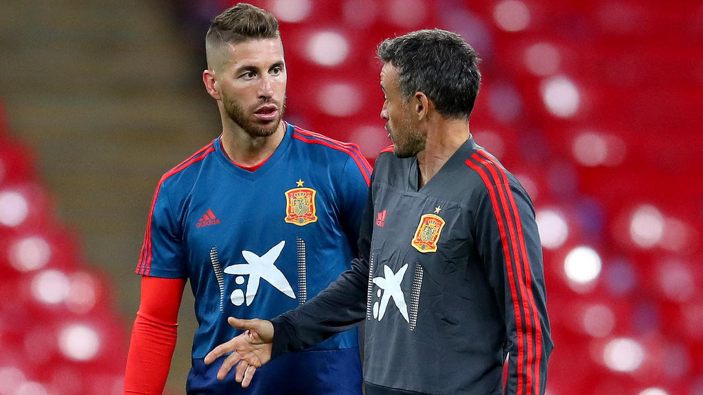 Luis Enrique conversa con Ramos en un entrenamiento.