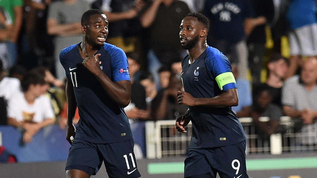 Frankreichs Jean-Philippe Mateta (l.) steht mit Dembélé in der Runde der letzten Vier Frankreichs Jean-Philippe Mateta (l.) steht mit Dembélé in der Runde der letzten Vier