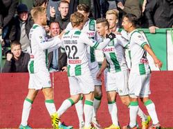 Bryan Linssen heeft FC Groningen op voorsprong gezet tegen AZ en viert het feestje met zijn medespelers. (23-10-2016)