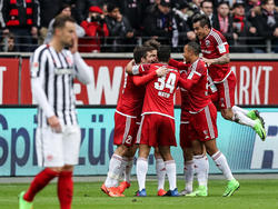 Der FC Ingolstadt bejubelt die Führung bei Eintracht Frankfurt nach einem Treffer von Romain Brégerie