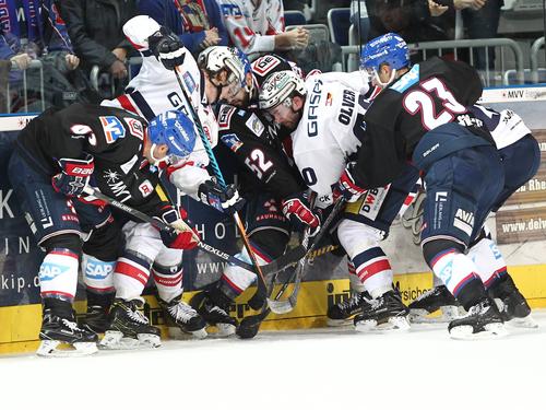 Die Eisbären Berlin und die Adler Mannheim treffen in der ersten Playoff-Runde aufeinander