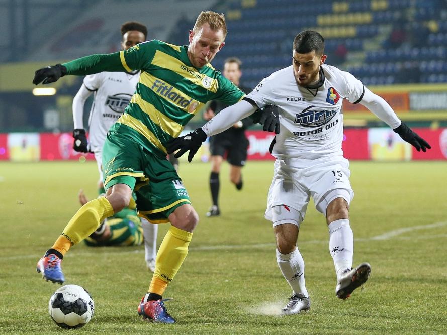 Sjoerd Ars (l.) probeert Jordy Tutuarima (r.) af te kappen tijdens de competitiewedstrijd tussen Fortuna Sittard en SC Telstar. (20-01-2017)