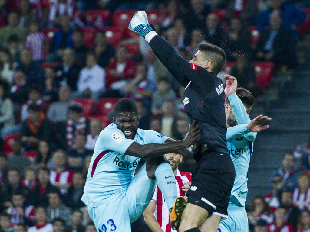 Kepa sale de puños en el duelo contra el Barça. (Foto: Getty)