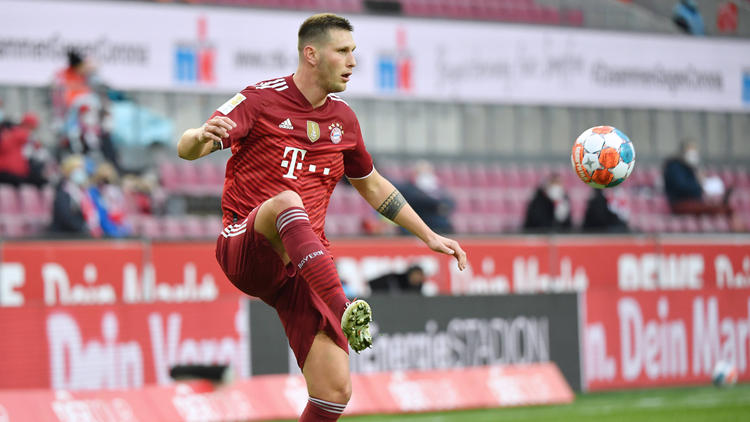 Bayern Munich confirmed Wednesday that defender Niklas Suele (L) will leave at the end of the season
