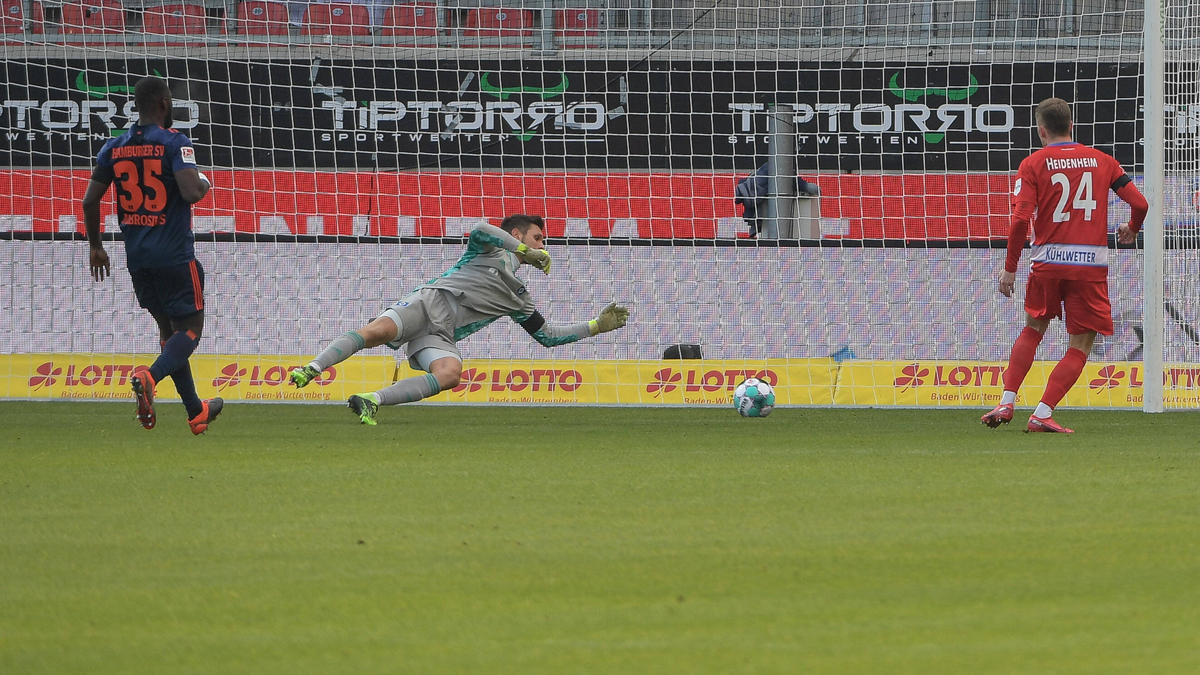Sven Ulreich (M.) sah beim Siegtor des 1. FC Heidenheim gegen den HSV nicht gut aus Sven Ulreich (M.) sah beim Siegtor des 1. FC Heidenheim gegen den HSV nicht gut aus