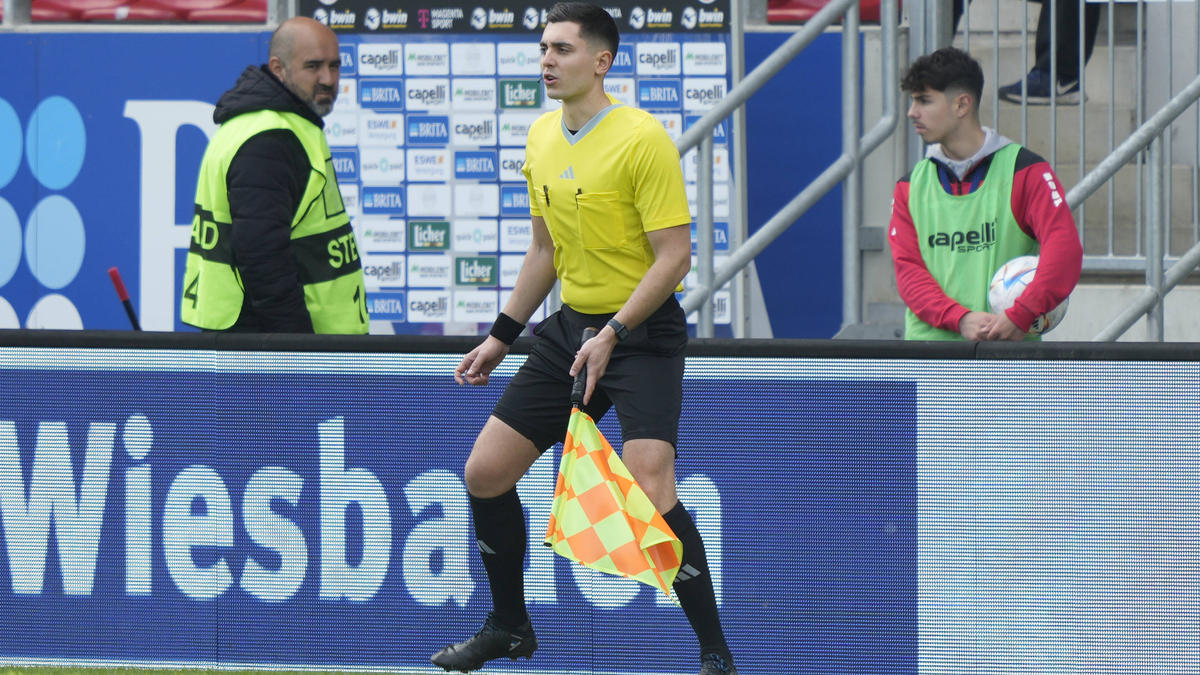 Beim Spiel SV Wehen Wiesbaden gegen SV Meppen sprang ein Zuschauer als Linienrichter ein
