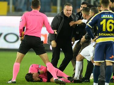 Ankaragücüs Klub-Chef Faruk Koca (3.v.l.) brachte den Schiedsrichter Halil Umut Meler mit einem Faustschlag zu Boden