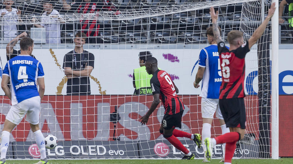 Kolo Muani (M.) von Eintracht Frankfurt macht da weiter, wo er in der letzten Saison aufgehört hat