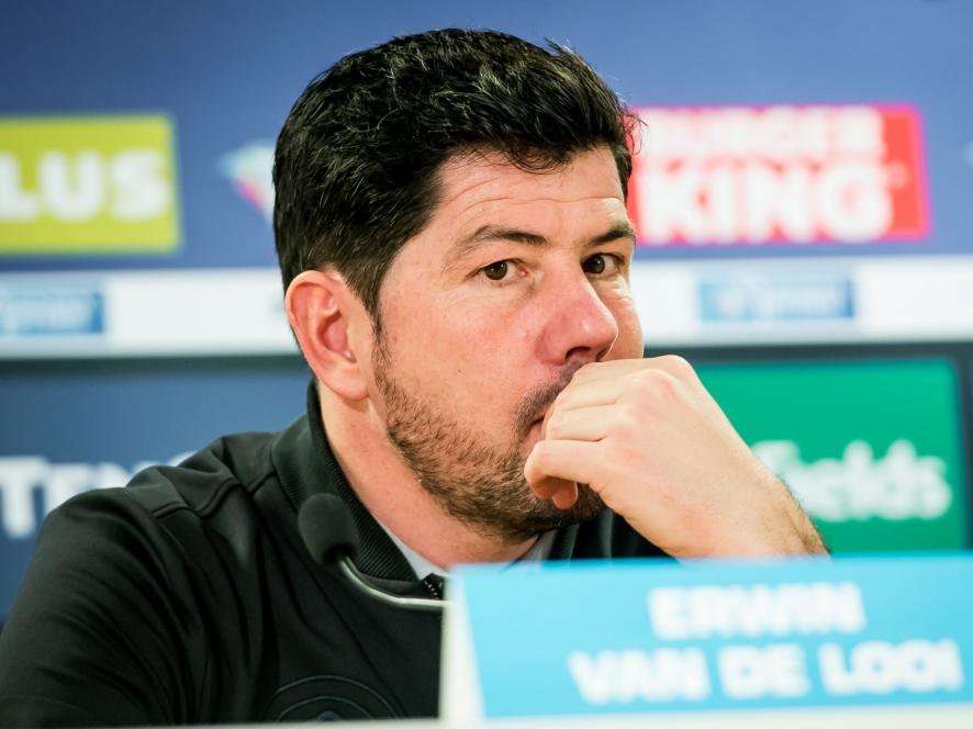 Erwin van de Looi zit absoluut niet vrolijk bij de persconferentie na de wedstrijd Heracles Almelo - FC Groningen. De trainer van de uitploeg verliest in de laatste minuut: 2-1. (19-12-2015)