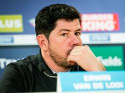 Erwin van de Looi zit absoluut niet vrolijk bij de persconferentie na de wedstrijd Heracles Almelo - FC Groningen. De trainer van de uitploeg verliest in de laatste minuut: 2-1. (19-12-2015)