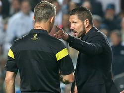Diego Simeone (r.) probeert als trainer van Atlético Madrid Björn Kuipers (l.) te intimideren. De scheidsrechter stuurt Simeone naar de tribune. (24-5-2014)