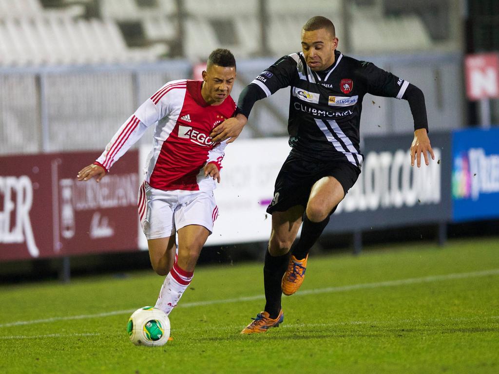 Tobias Sana (l.) in duel met Jonathan Opoku (r.) tijdens Jong Ajax - FC Oss. (27-1-2014) Tobias Sana (l.) in duel met Jonathan Opoku (r.) tijdens Jong Ajax - FC Oss. (27-1-2014)