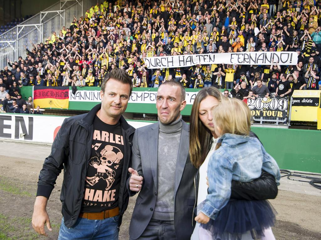 Fans van Roda JC betuigen hun steun ALS-patiënt Fernando Ricksen (oud-speler Fortuna Sittard). Zijn beste vriend, vrouw en dochtertje flankeren Ricksen. Voetbal.com Foto van de Week.