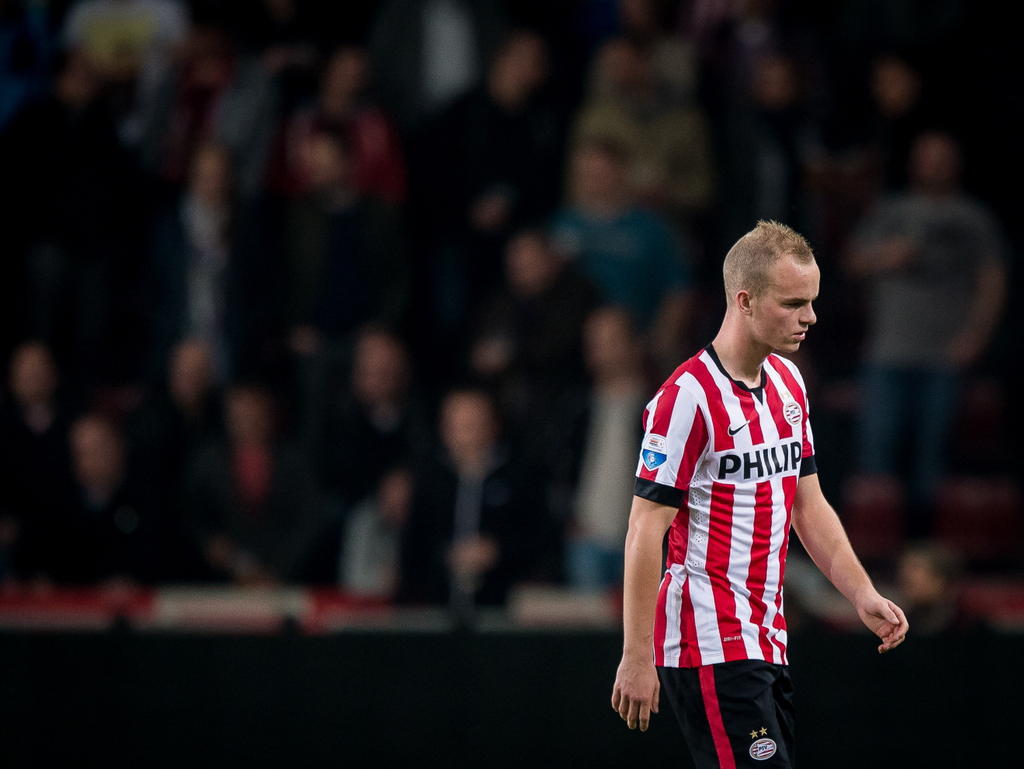 De tocht naar de kleedkamer is lang en eenzaam voor Jorrit Hendrix, die een rode kaart krijgt tegen ADO Den Haag. (01-11-2014)