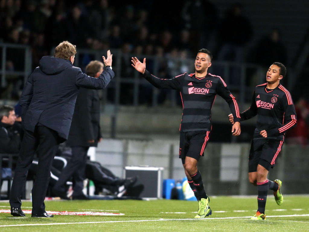 Ricardo Kishna (m.) zoekt trainer Alfons Groenendijk op tijdens het Jupiler Leagueduel FC Dordrecht - Jong Ajax. (14-02-2014) Ricardo Kishna (m.) zoekt trainer Alfons Groenendijk op tijdens het Jupiler Leagueduel FC Dordrecht - Jong Ajax. (14-02-2014)