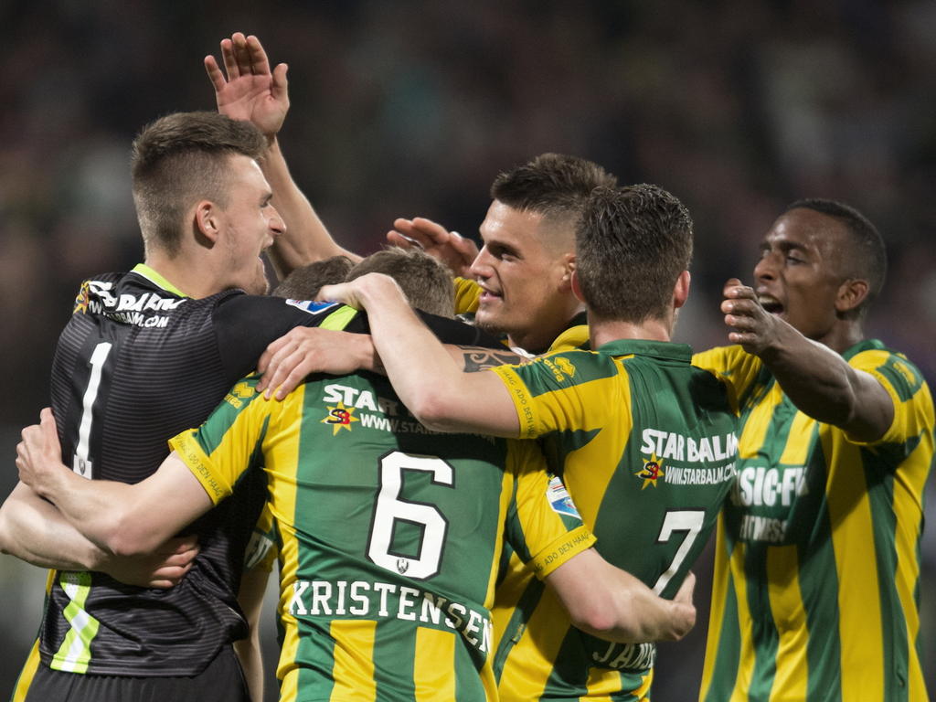 De spelers van ADO Den Haag vieren feest nadat Michiel Kramer hun ploeg op 1-0 heeft gezet tegen Vitesse. Daardoor is ADO volgend seizoen weer in de Eredivisie actief. (24-04-2015)