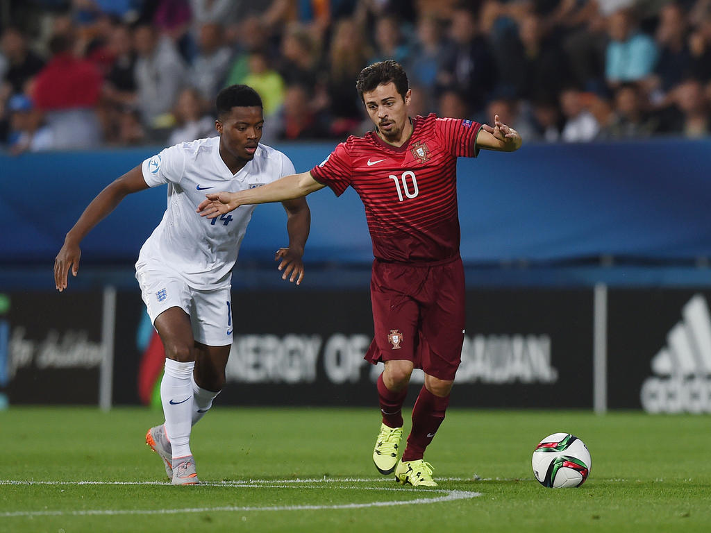 Bernardo Silva (r.) is niet onder de indruk van Nathaniel Chalobah, die tijdens Jong Engeland - Jong Portugal op het Europees Kampioenschap voor spelers onder de 21 jaar de bal probeert af te pakken. (18-06-2015)