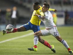 Ecuatoriano Ibarra pugna con mexicano Velarde en el partido. (Foto: Imago)