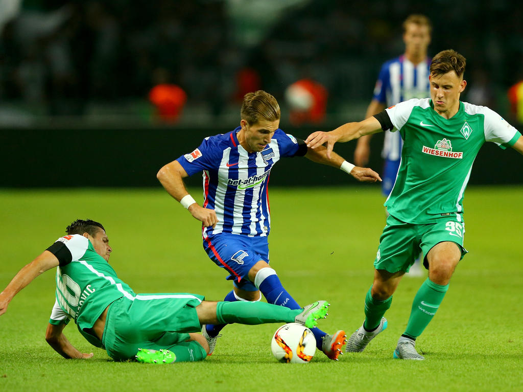 Zlatko Junuzović (i.) y Maximilian Eggestein (d.) quieren robar el balón a Pekarik del Hertha. (Foto: Getty)