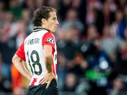 Andrés Guardado moet geblesseerd naar de kant tijdens het duel in de Champions League tussen PSV en Manchester United. (15-09-2015)