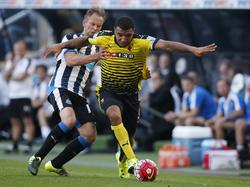 Siem de Jong (l.) is eindelijk weer fit bij Newcastle United. De oud-speler van Ajax speelt zijn derde achtereenvolgende wedstrijd in de Premier League. Hier gaat hij een stevig duel aan met Watford-speler Troy Deeney. (19-09-2015)
