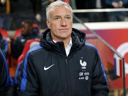Didier Deschamps kijkt vanaf de zijlijn toe het Frans elftal het doet in de oefeninterland tegen Nederland. (25-03-2016)