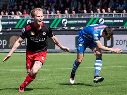 Daan Bovenberg (l.) viert zijn treffer tegen PEC Zwolle, terwijl collega-verdediger Bram van Polen (r.) flink baalt. (01-05-2016)