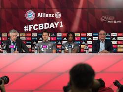 Mats Hummels (2.v.l.) und Renato Sanches (2.v.r.) bei ihrer ersten FCB-PK