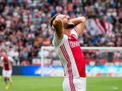 Nemanja Gudelj baalt na het missen van een grote kans tijdens het competitieduel Ajax - Vitesse (11-09-2016).