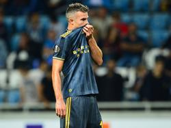 Robin van Persie baalt van een gemiste kans tijdens het Europa League-duel tusen Zorya Lugansk en Fenerbahçe. (15-09-2016)