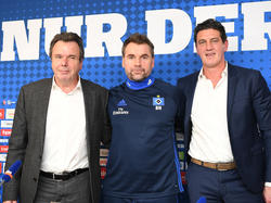 Heribert Bruchhagen (l.) ruft das nächste HSV-Endspiel aus