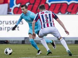 Bersant Celina (l.) probeert voor FC Twente tegenstander Freek Heerkens uit te spelen. (04-12-2016)