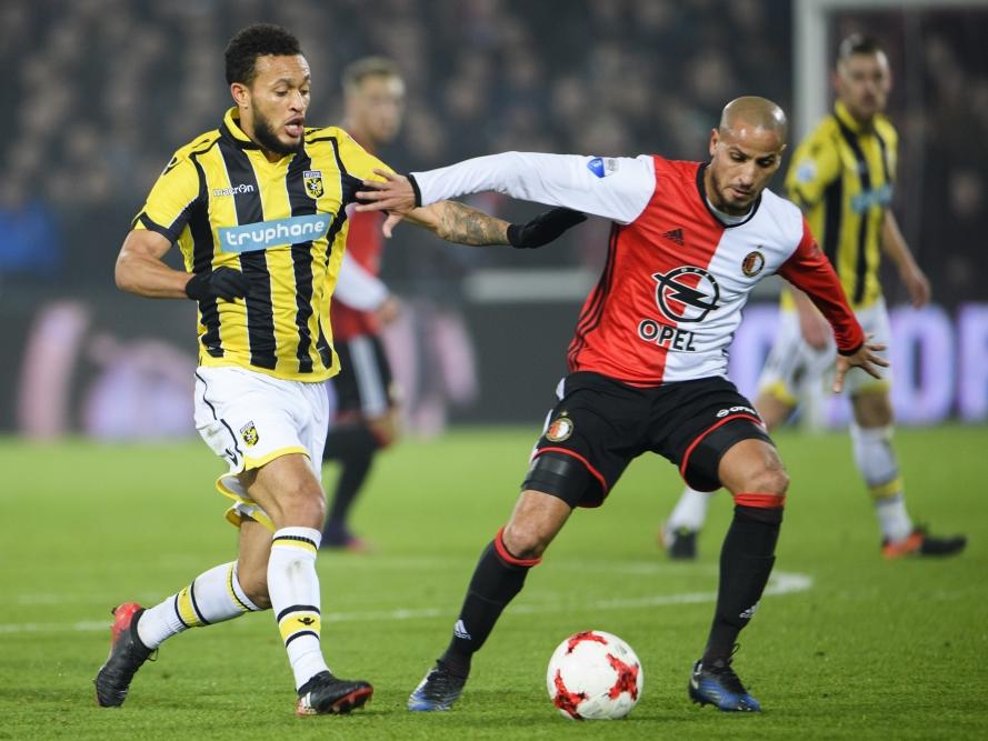 Karim El Ahmadi (r.) vecht een duel uit met Lewis Baker (l.) tijdens het competitieduel Feyenoord - Vitesse (17-12-2016). Karim El Ahmadi (r.) vecht een duel uit met Lewis Baker (l.) tijdens het competitieduel Feyenoord - Vitesse (17-12-2016).