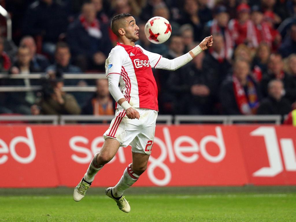 Hakim Ziyech controleert de bal met de borst tijdens het competitieduel Ajax - PSV (18-12-2016).