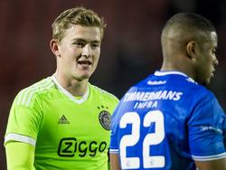Matthijs de Ligt (l.) geniet van de 1-2 overwinning van Jong Ajax op bezoek bij FC Den Bosch. (27-01-2017)