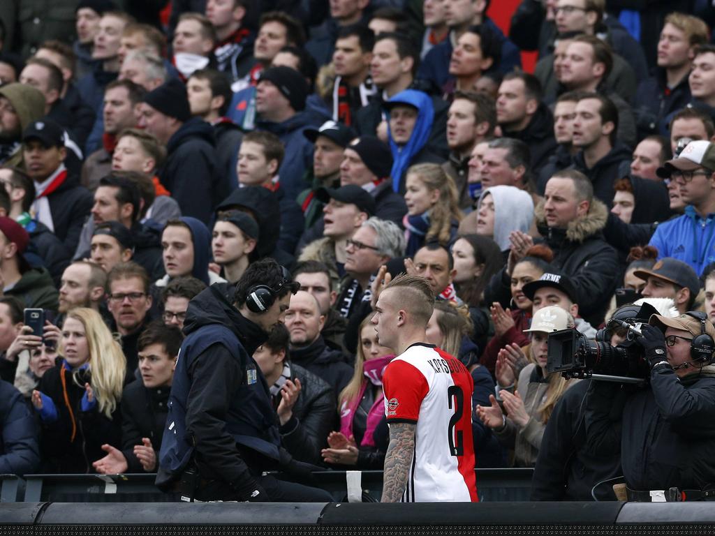 Rick Karsdorp zoekt de kleedkamer op tijdens het competitieduel Feyenoord - PSV (26-02-2017).